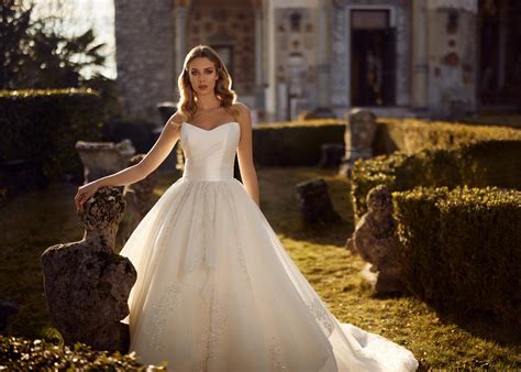 Wedding Dresses for the Elegant and Sophisticated Bride 